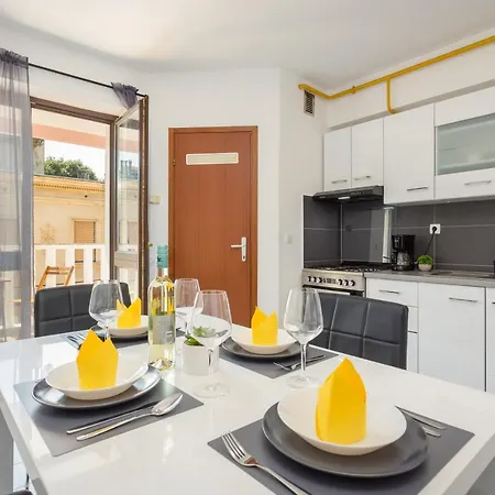 Апартаменти Laveruda With Balcony And Free Parking *