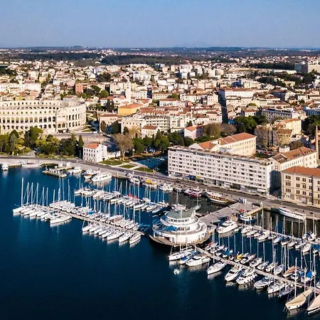 Laveruda With Balcony And Free Parking Апартаменти *