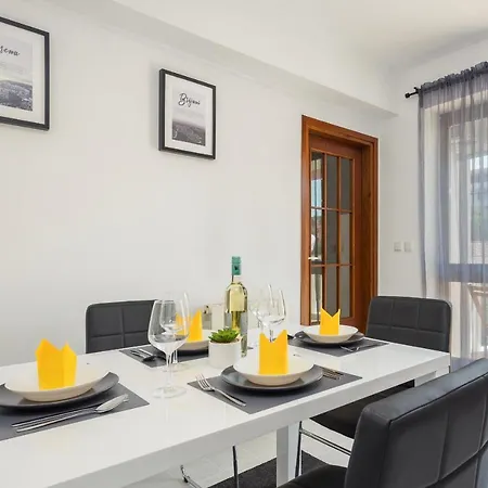 Laveruda With Balcony And Free Parking Apartament Pula