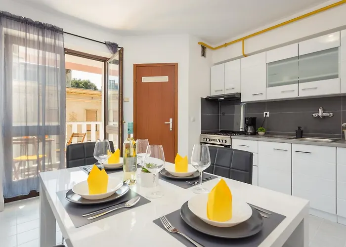 Daire Laveruda With Balcony And Free Parking *
