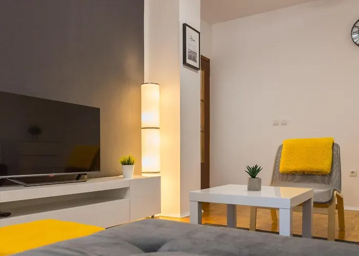 Daire Laveruda With Balcony And Free Parking