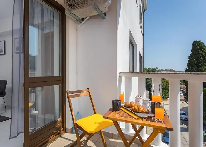 Laveruda With Balcony And Free Parking