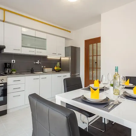 Laveruda With Balcony And Free Parking *