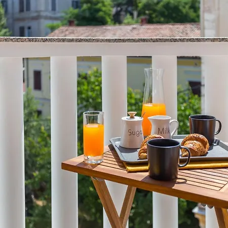 Apartment Laveruda With Balcony And Free Parking *