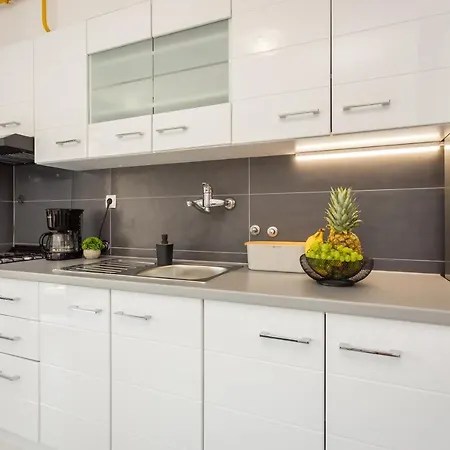 Laveruda With Balcony And Free Parking *