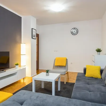 Laveruda With Balcony And Free Parking *