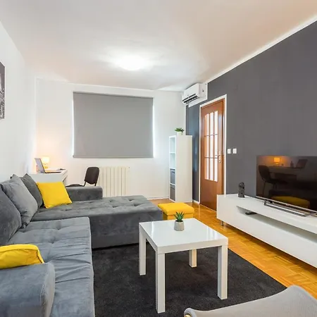 Laveruda With Balcony And Free Parking