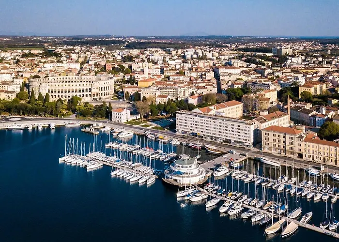 Laveruda With Balcony And Free Parking Apartmán *