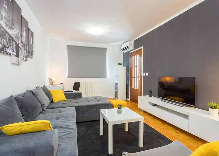 Laveruda With Balcony And Free Parking